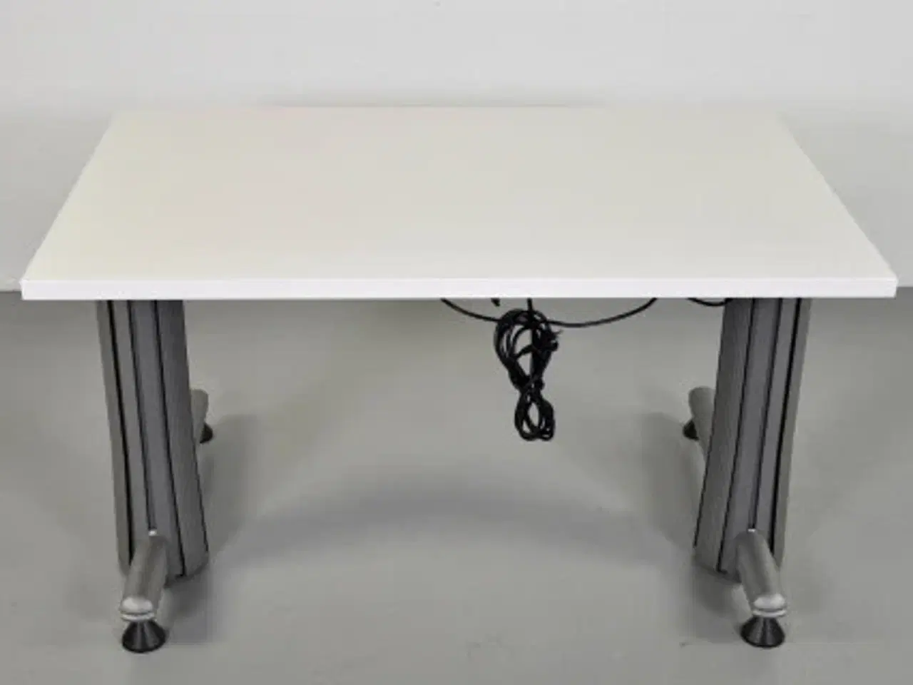Billede 5 - Hæve-/sænkebord med hvid plade på grå stel