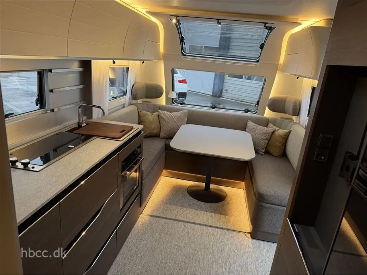Billede 2 - 2023 - Adria Alpina 613 UT Adria Alpina 613 UT (2023) – Helårsluksus med Commodore telt og tæpper