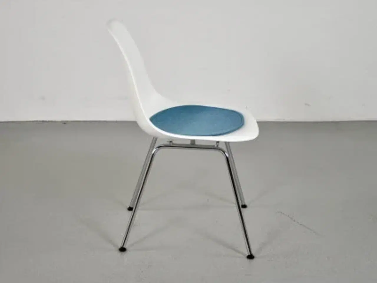 Billede 4 - Vitra eames stol i hvid med blå fraster filthynde
