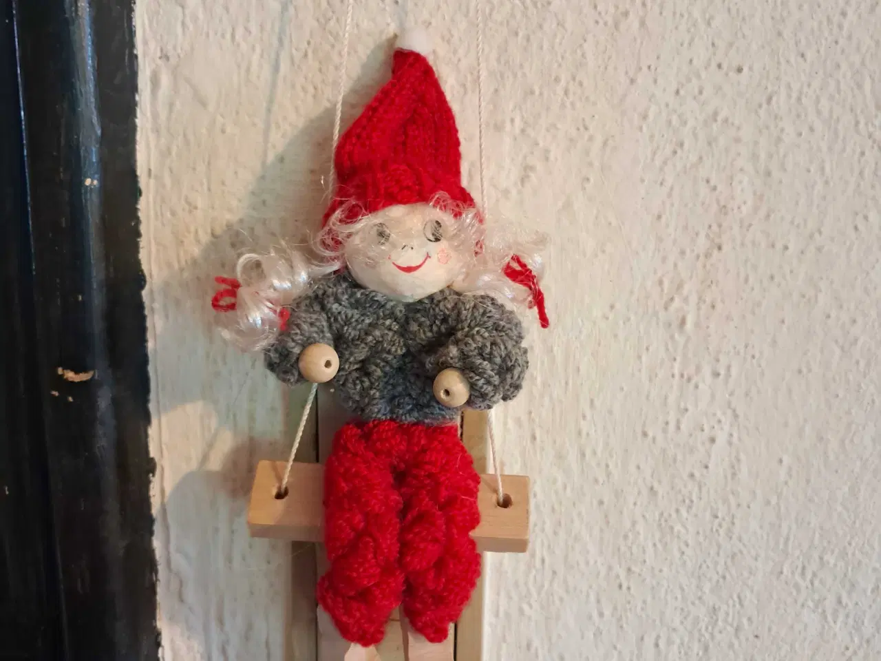 Billede 1 - Gyngende nisse pige
