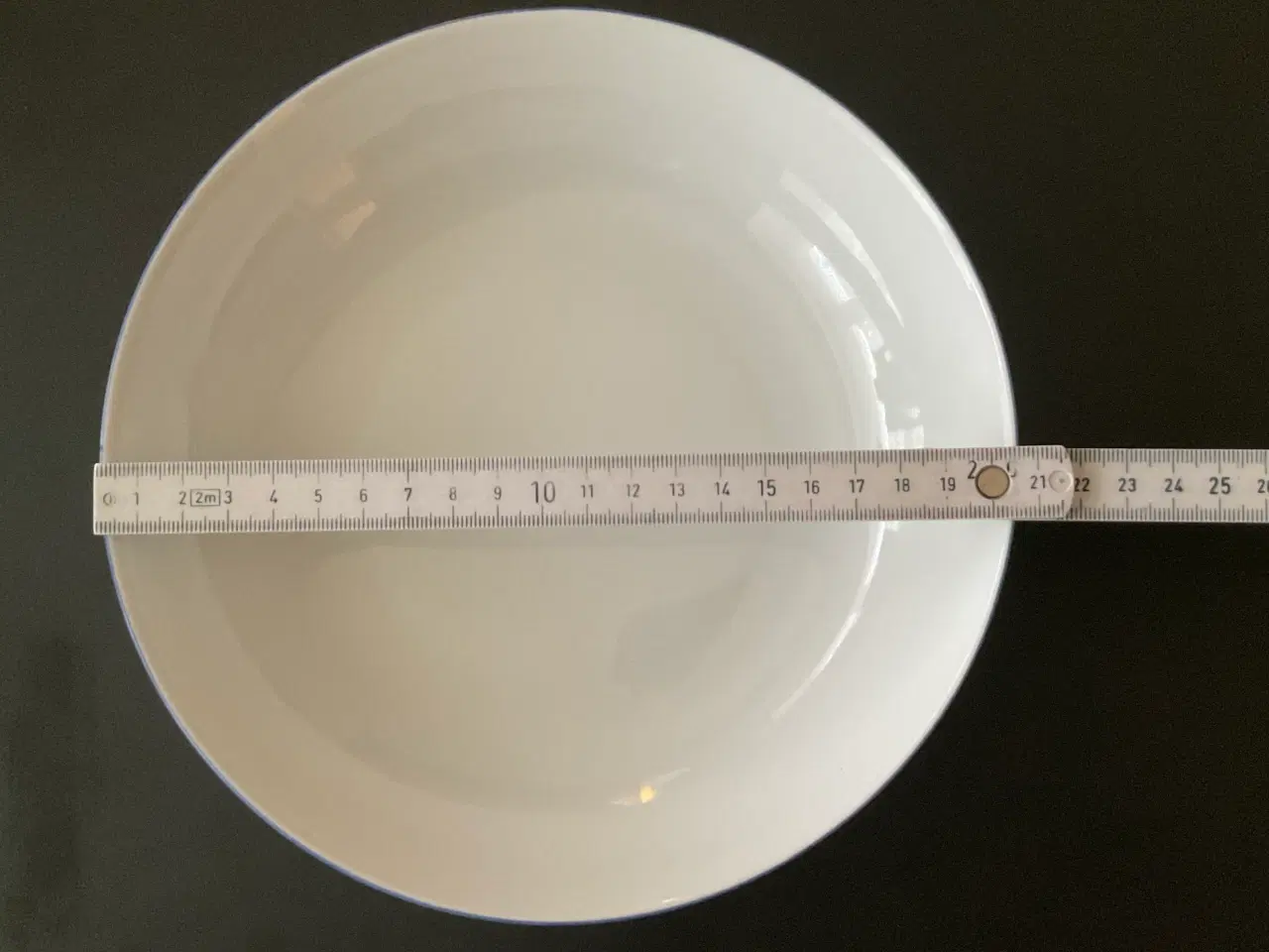 Billede 2 - 8 atelier tallerkener i hvid porcelæn med blå kant