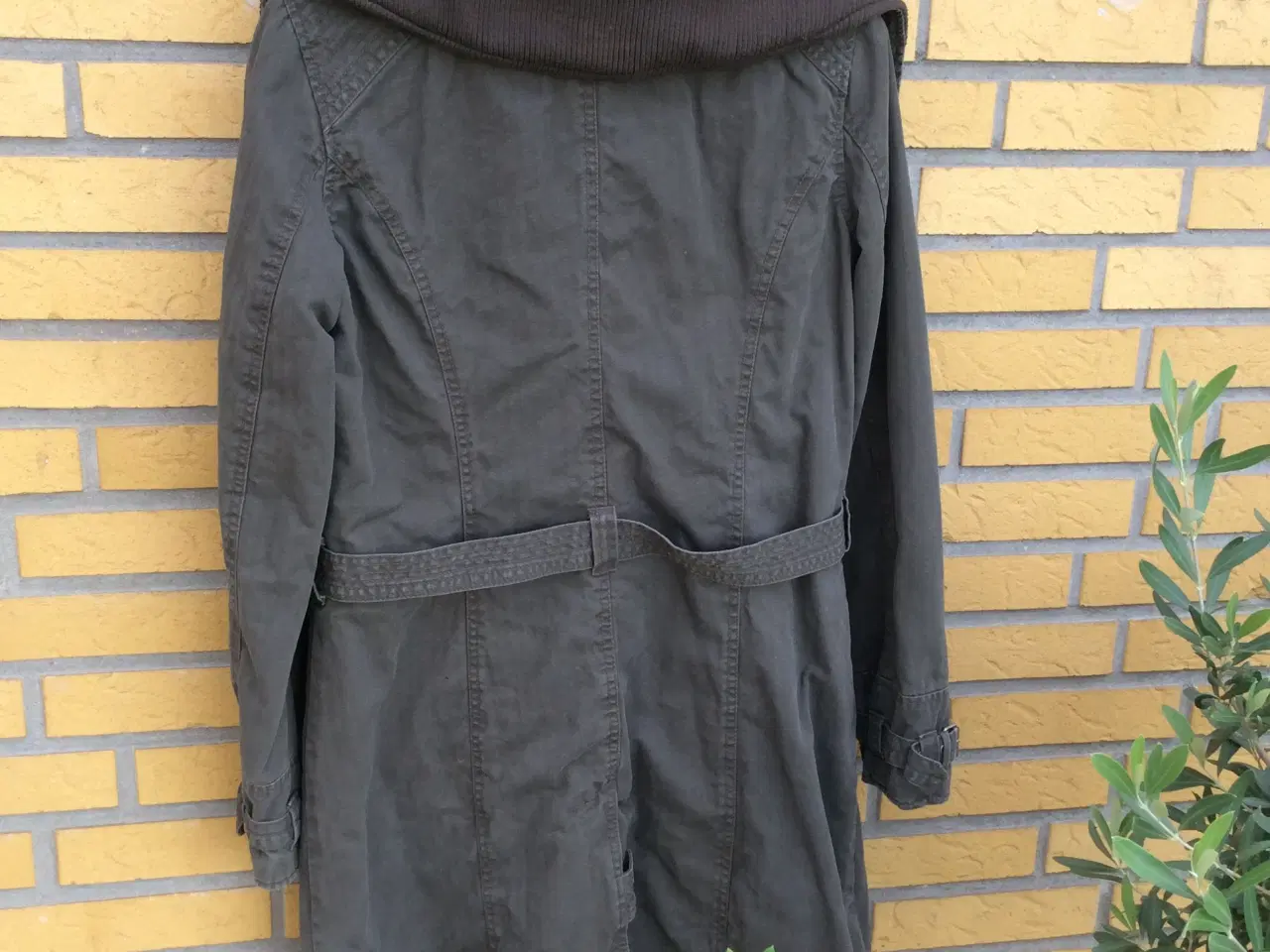 Billede 2 - Lækker Armyfrakke, str. 40