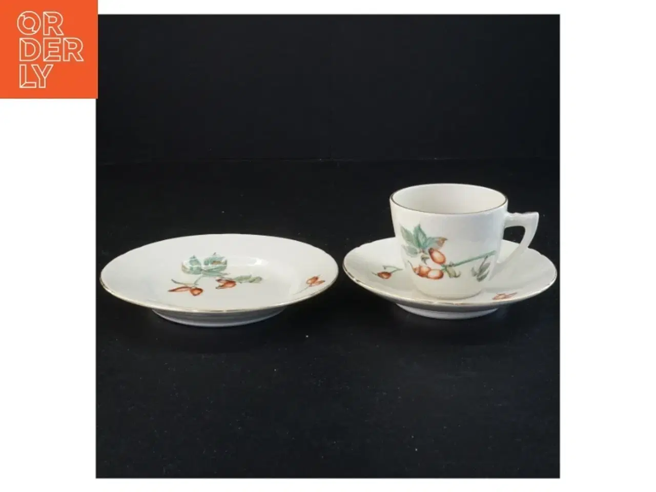 Billede 1 - Kaffesæt med underkop og desserttallerken Hyben fra Bing Og Grøndal (str. Diameter 15 cm top 6 x 7 cm)