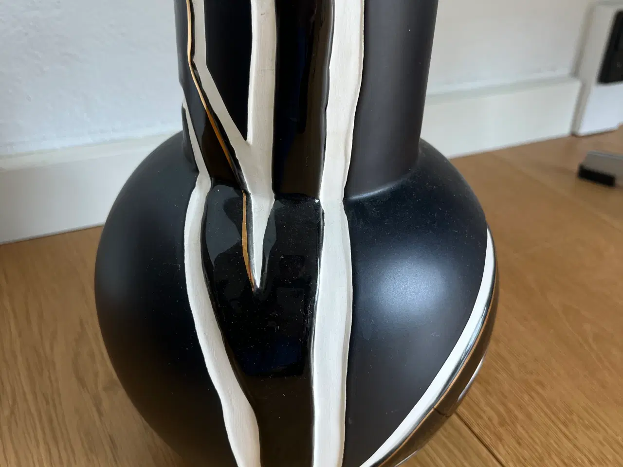 Billede 1 - Elegant Sort vase med hvide og “guld” striber