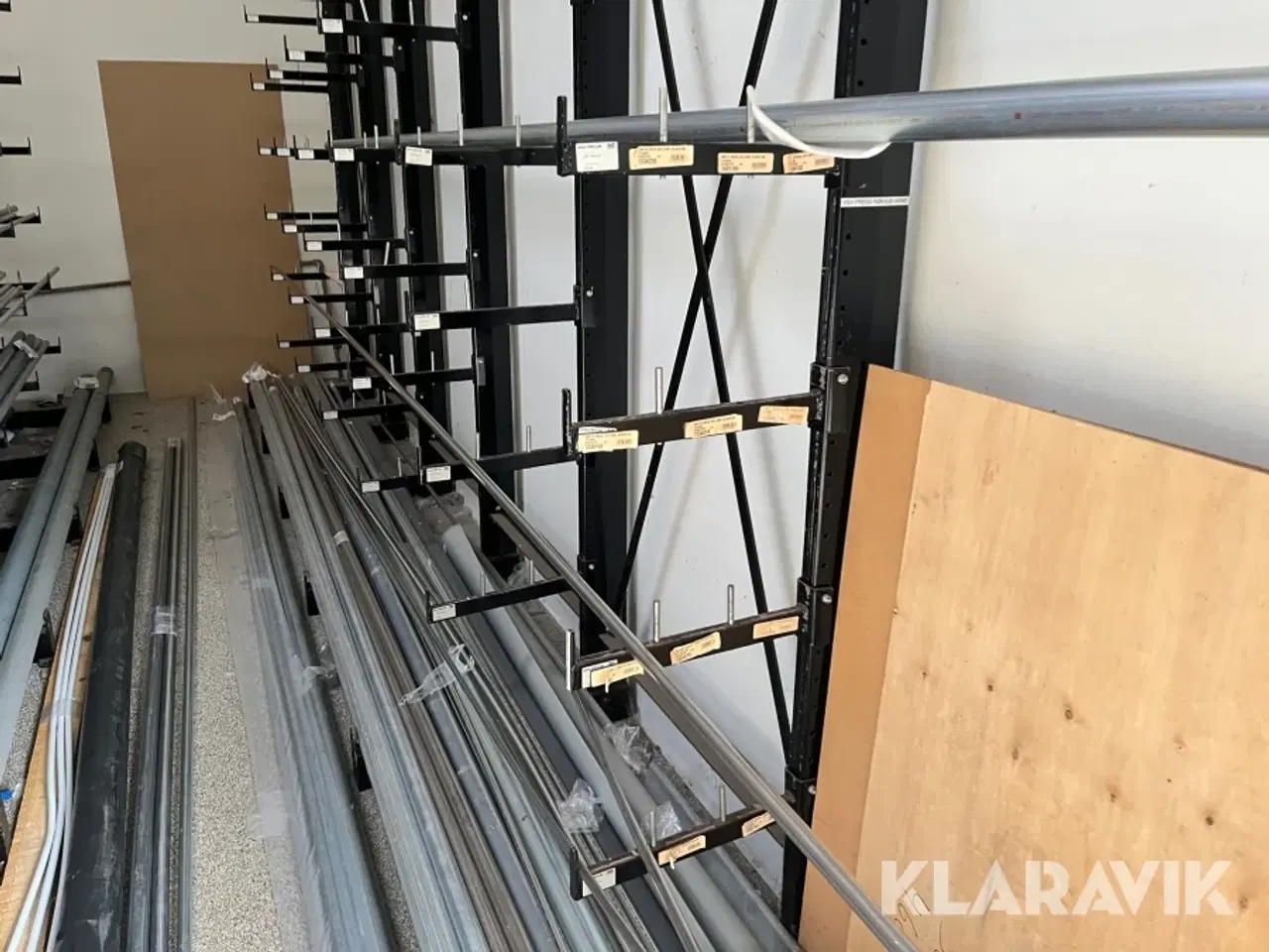 Billede 5 - Grenreol en række