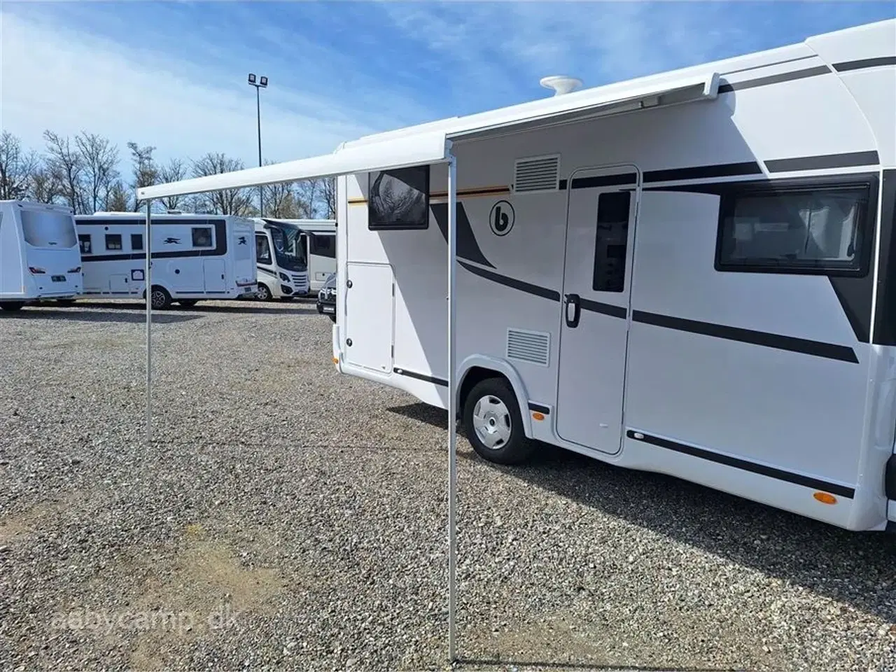 Billede 28 - 2025 - Benimar Tessoro 463 UP   Solcelle. markise. tv. 5 selepladser. batteri. helårsdæk. p-sensor for og bag. Bakkamera.