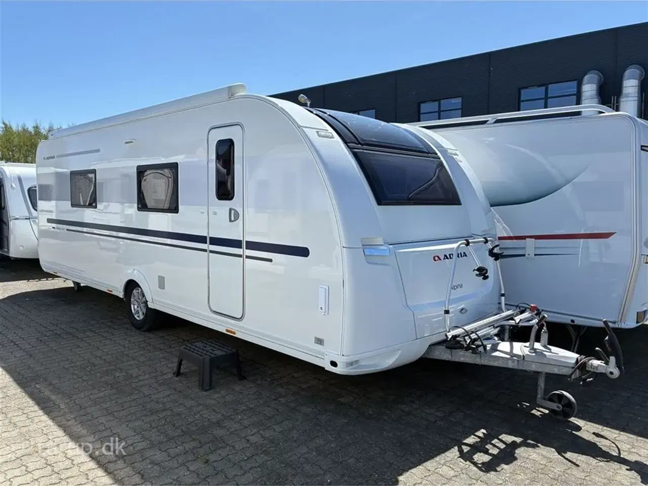Billede 1 - 2017 - Adria Alpina 663 HT   Mover, ALDE Centralvarme, vandbåren gulvvarme, sidesiddegruppe, panoramavindue, frontkøkken, endebadeværelse, stabilisator, markise
