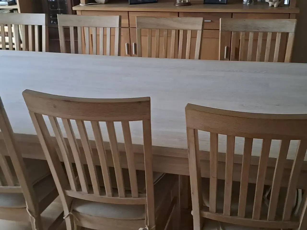 Billede 1 - Spisebord i massivt egetræ + 8 stole