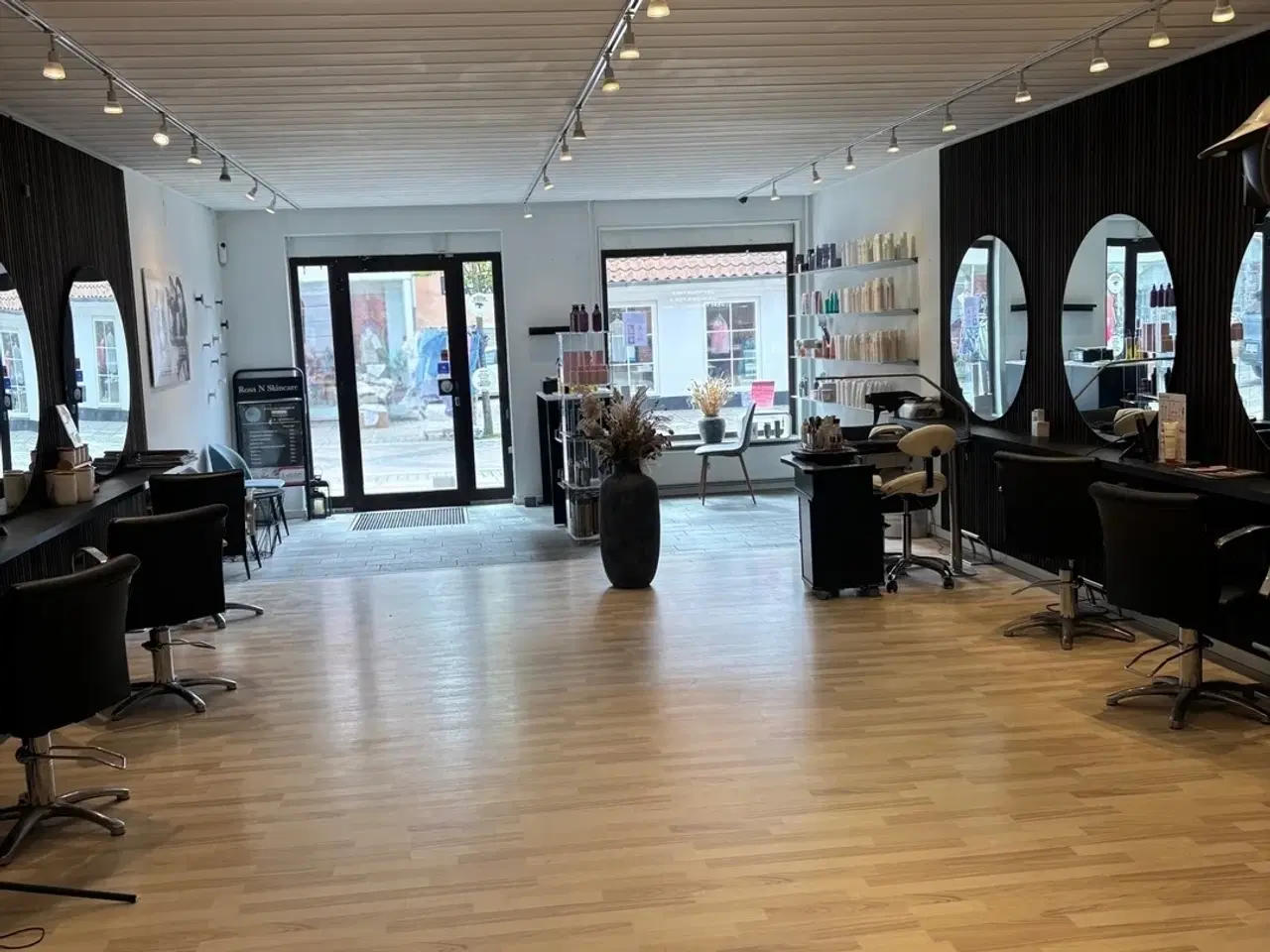 Billede 3 - Moderne butikslokaler p.t. frisør og klinik