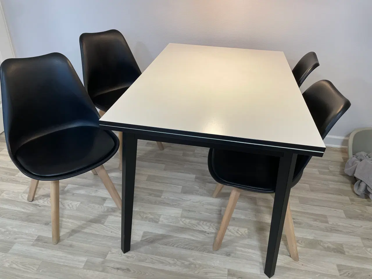 Billede 1 - Køkkenbord med 4 stole.