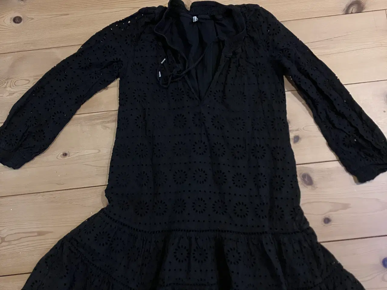 Billede 2 - Sort blonde kjole med underkjole