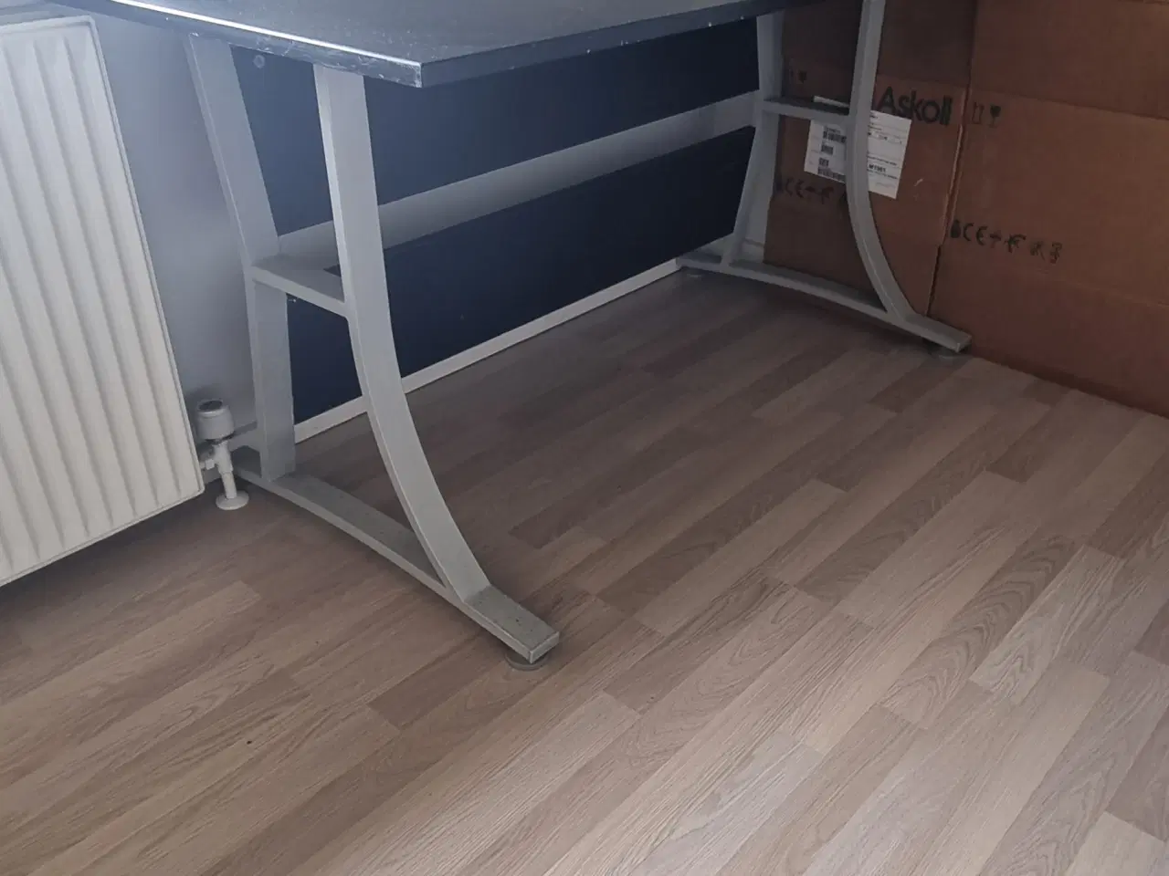 Billede 2 - Sort skrivebord 