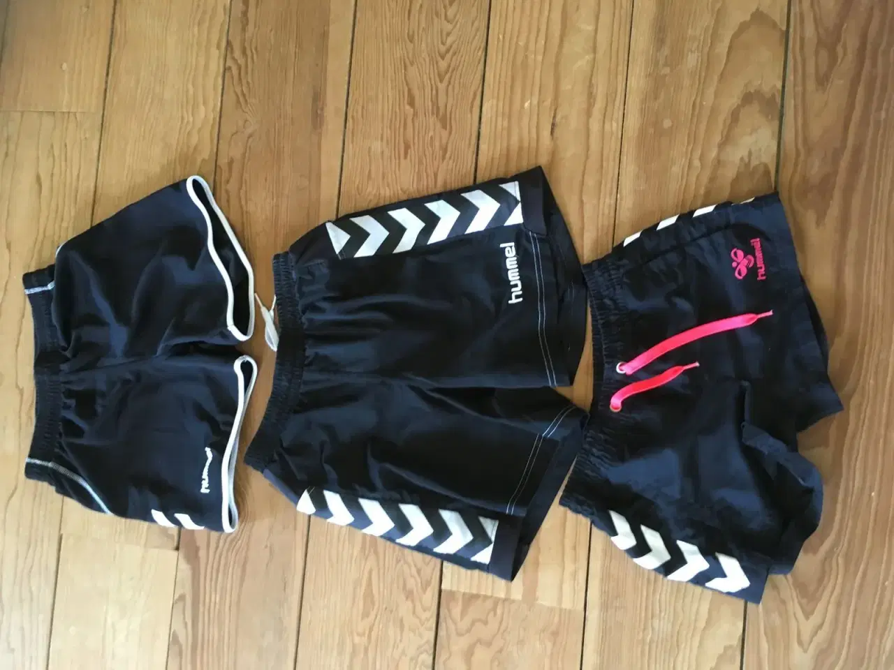 Billede 1 - 3 stk Hummel shorts str 10 år, kr 100 inkl fragt