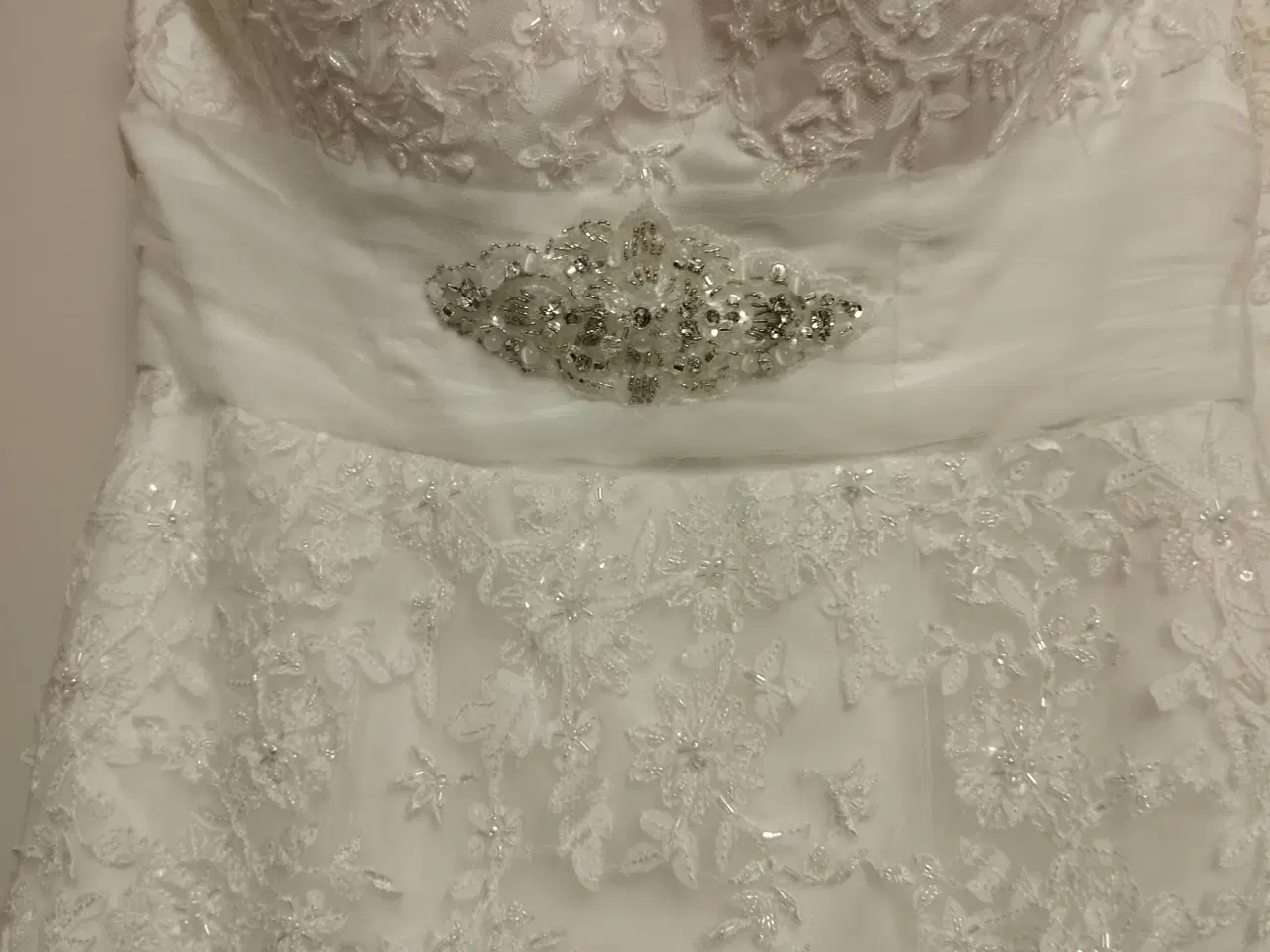 Billede 1 - Brudekjole med slør fra Lilly sælges BILLIGT