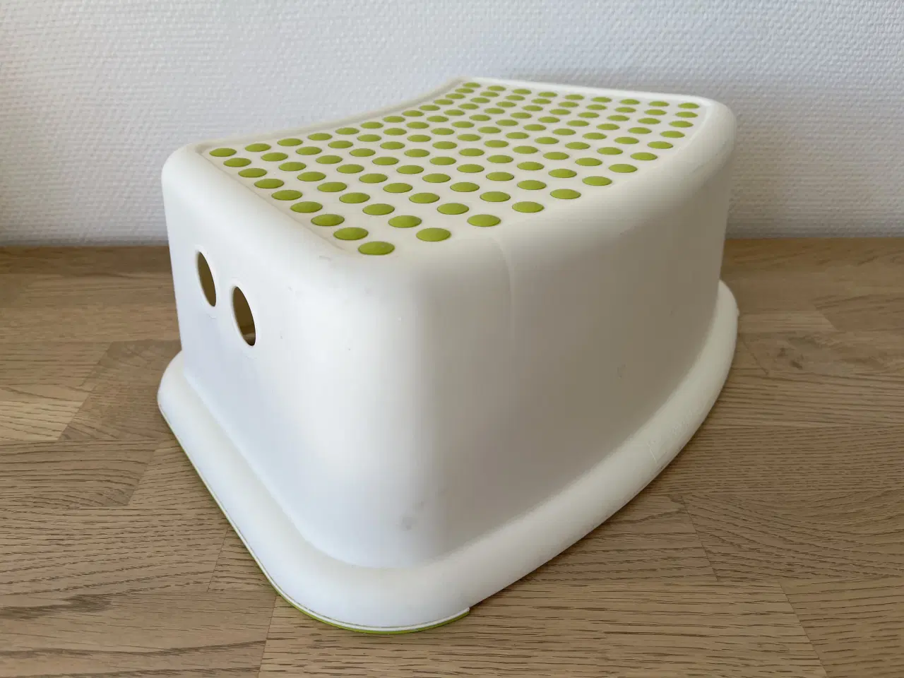 Billede 2 - Skridsikker badeværelsesskammel hvid/grøn