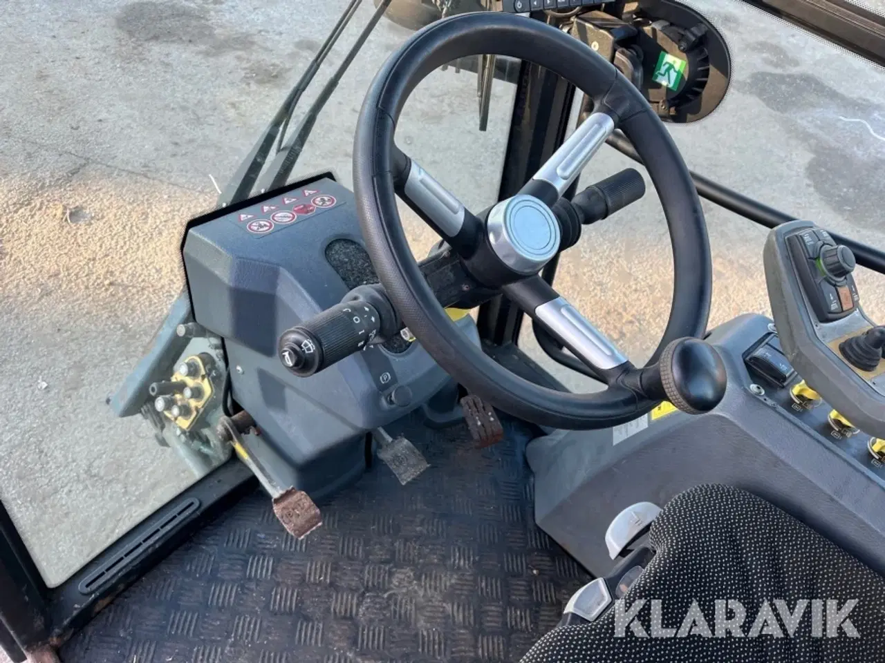 Billede 10 - Redskabsbærer Kärcher MIC 42 med redskaber