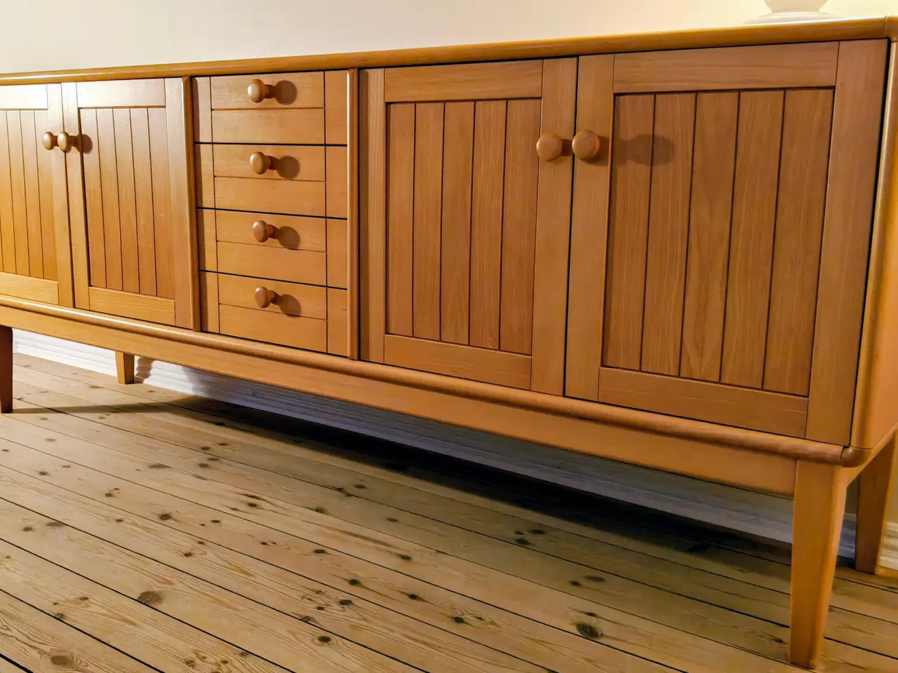 Billede 2 - Skænk i lakeret lys bøg (sælges med vitrineskab)