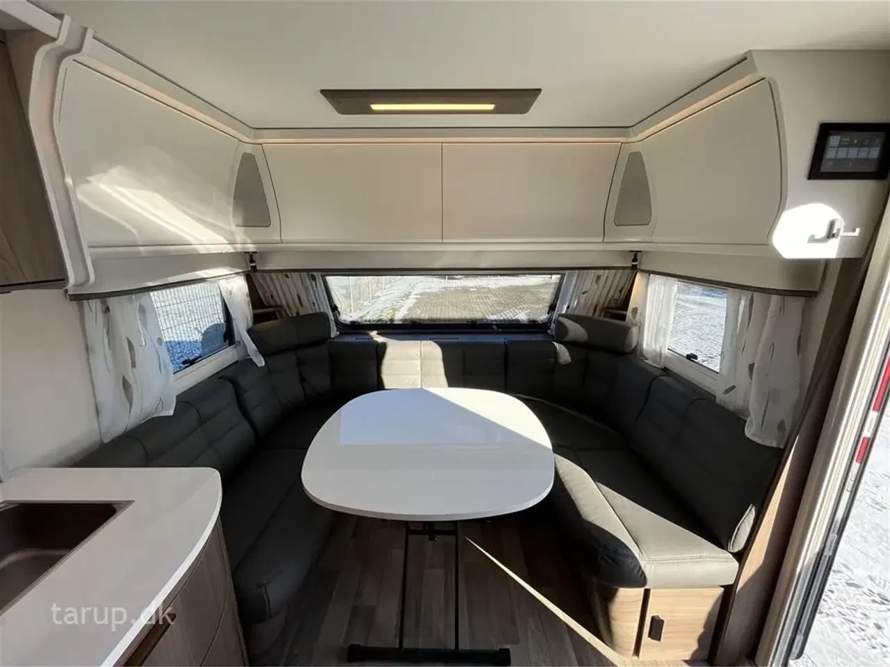 Billede 8 - 2026 - Kabe Ametist 560 GLE KS B8   fritstående dobbeltseng, rundsiddegruppe i mørkegråt  skind, ALDE centralvarme, vandbåren gulvvarme, ATC, stort kompressor køleskab