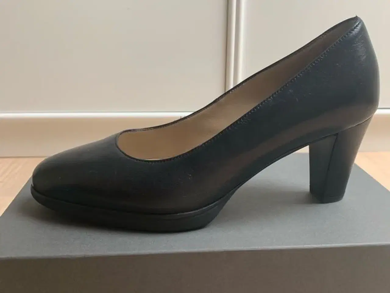 Billede 1 - Klassisk  og elegant høj sort sko