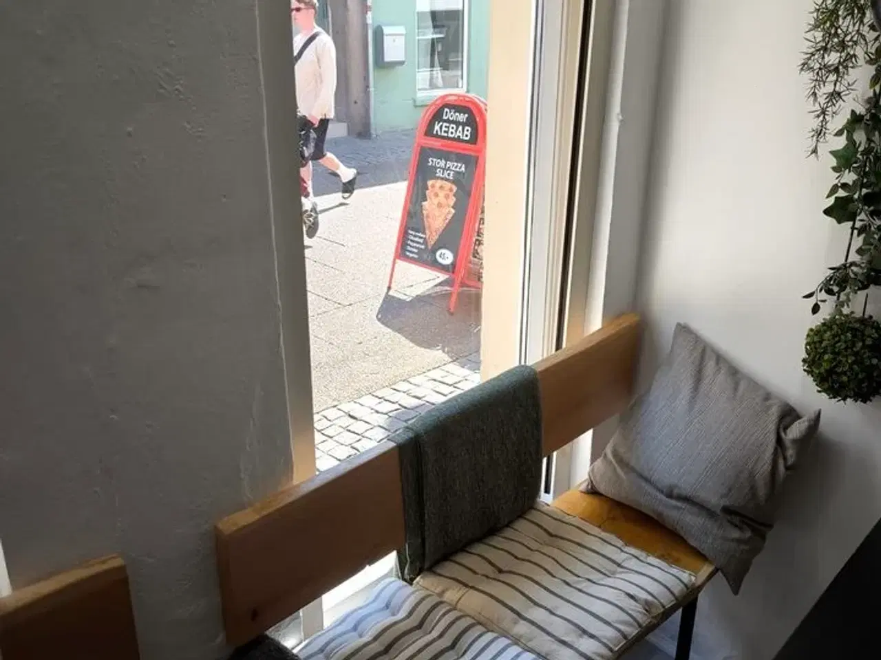 Billede 5 - Bænke med puder og tæpper