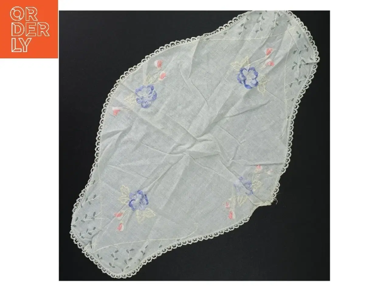 Billede 1 - Broderet dug (str. 48 x 30 cm)