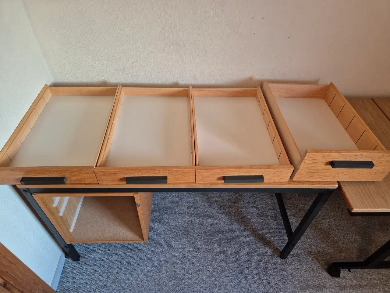 Billede 2 - Dejligt egetræsskrivebord med metalstel