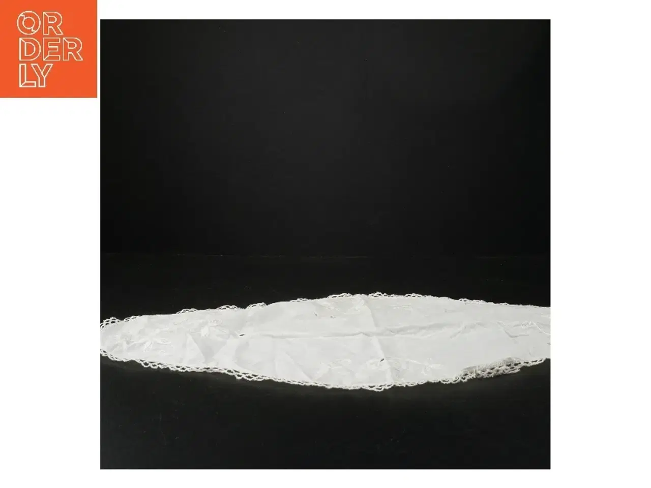 Billede 3 - Broderet pyntedug med blonder (str. 48 x. 30 cm)