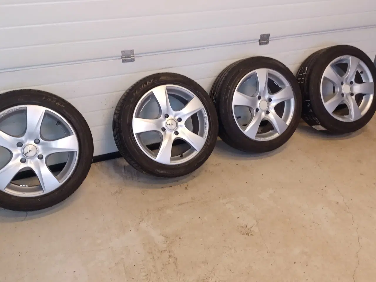 Billede 1 - Ford alufælge med sommerdæk.