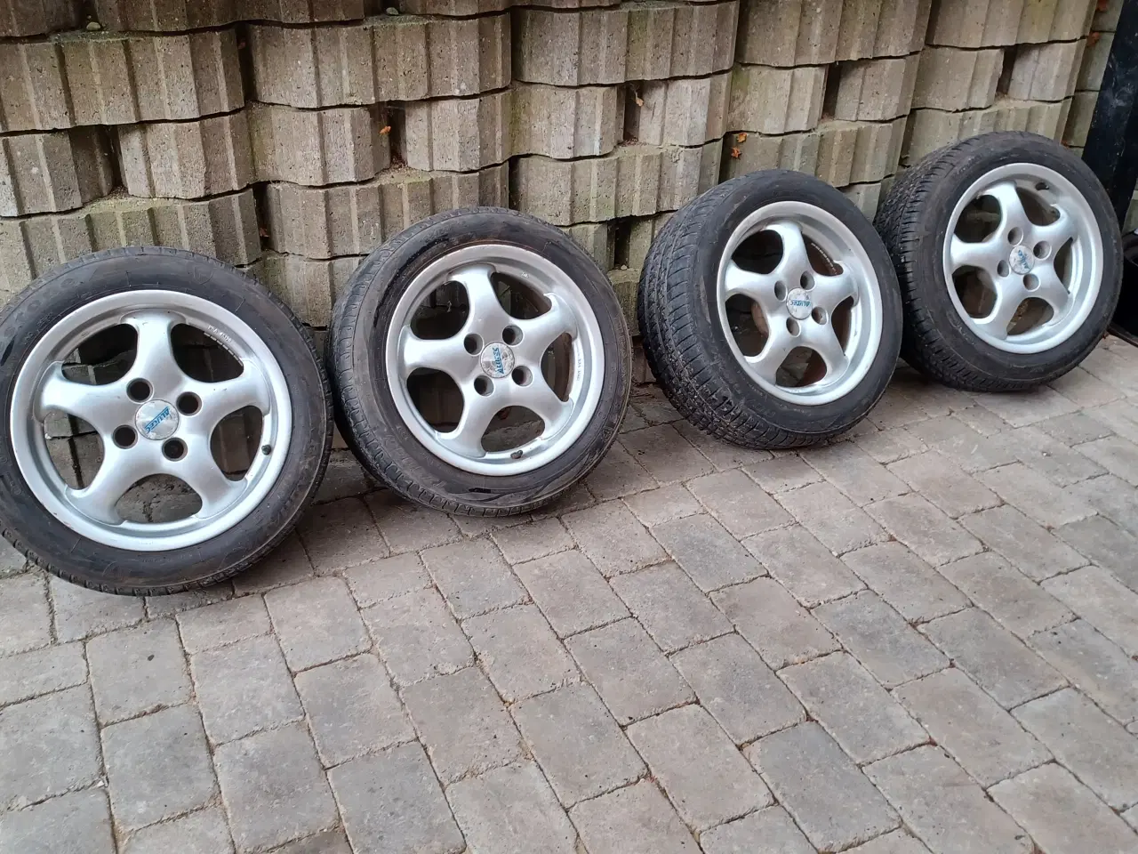 Billede 2 - Peugeot / Citroen alufælge med sommerdæk.
