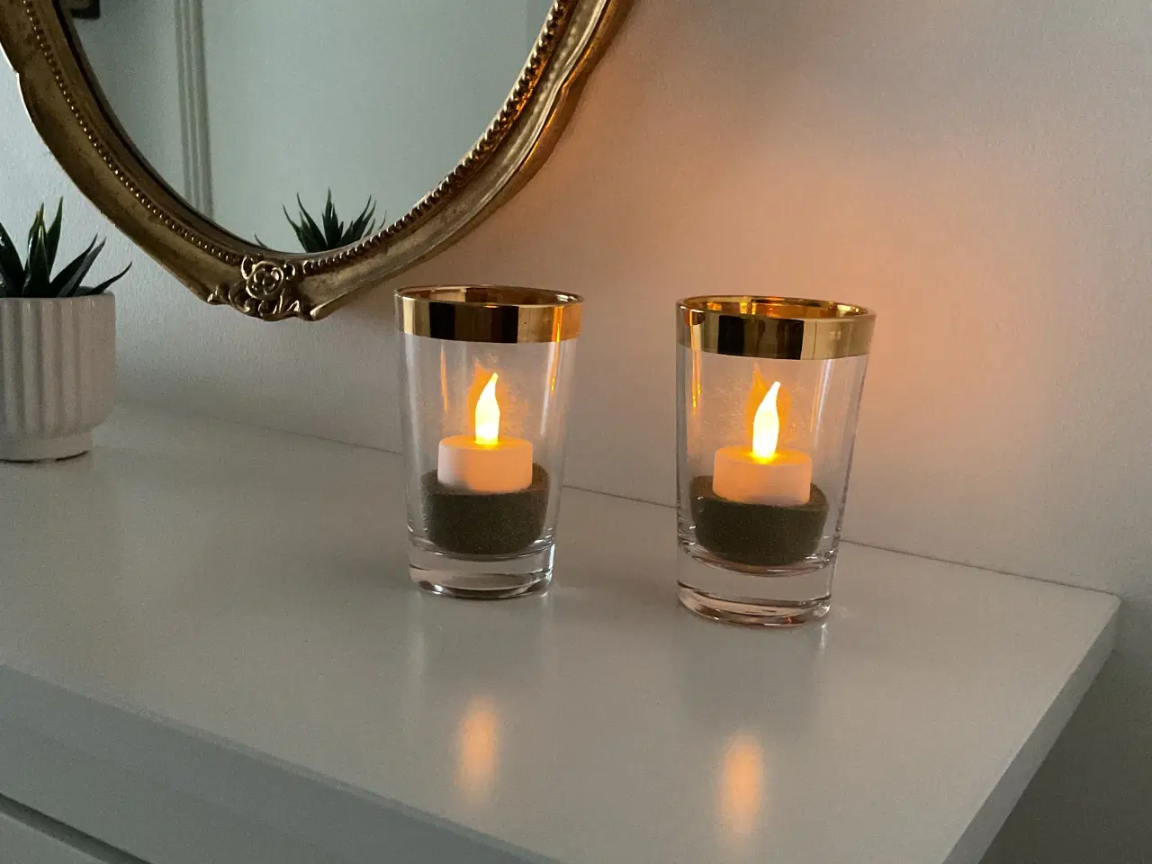 Billede 1 - 2 fine elegante lysestager med guldkant fra Ilum.
