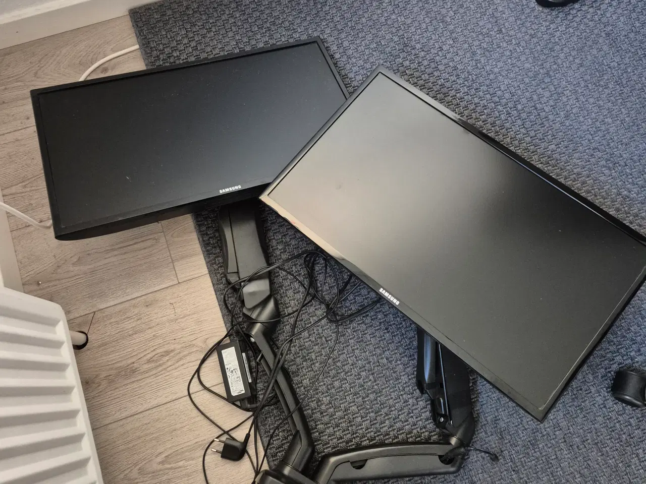 Billede 1 - Samsung computer monitore 2 stk. 24 tommer på bord