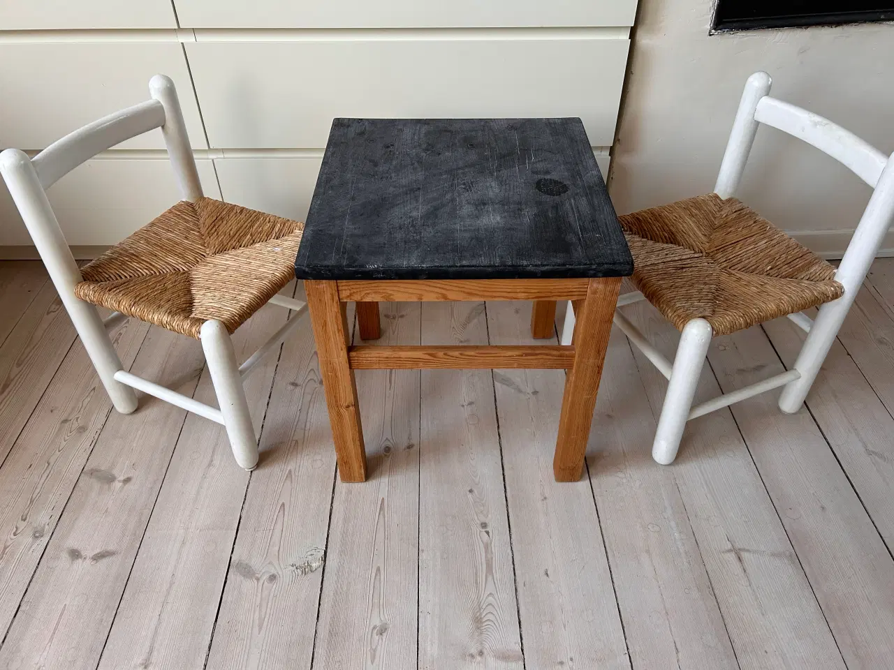 Billede 1 - Bord og 2 stole til børn