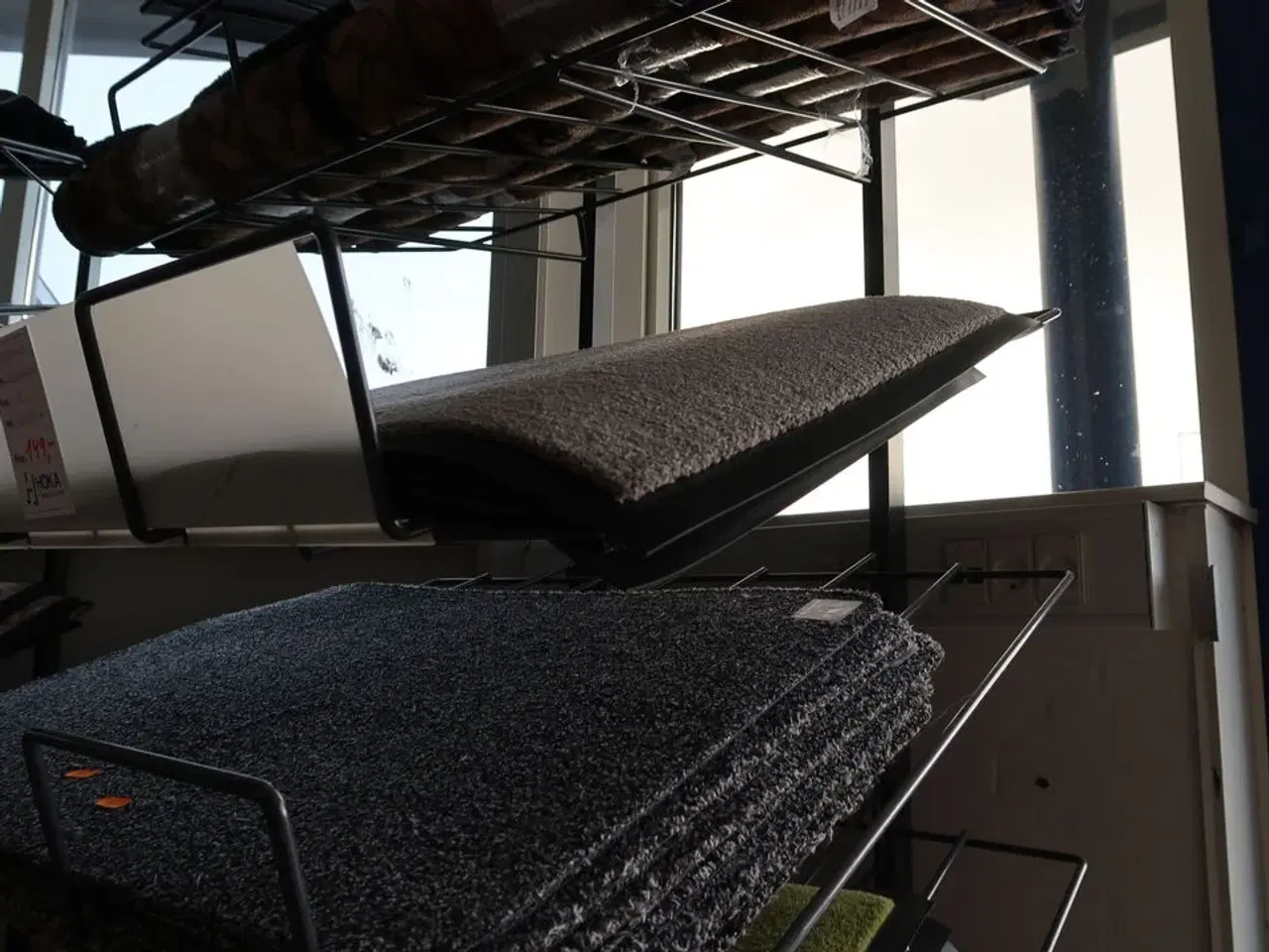 Billede 2 - Hylde med dørmåtter