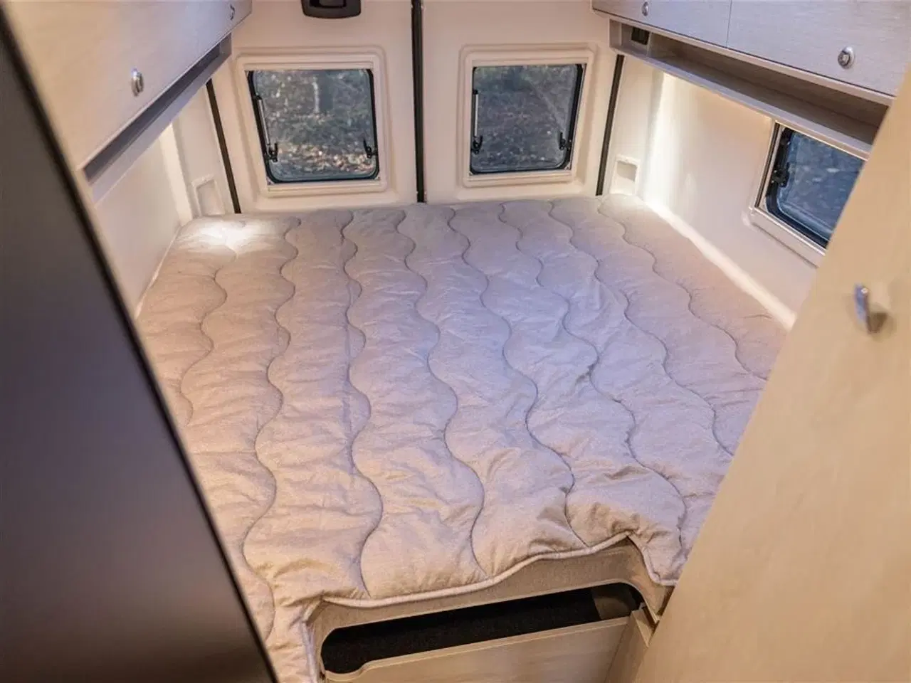 Billede 5 - 2026 - Tourne 6.4 Cruise aut. gear - Black   Den originale Tourne med langsgående senge