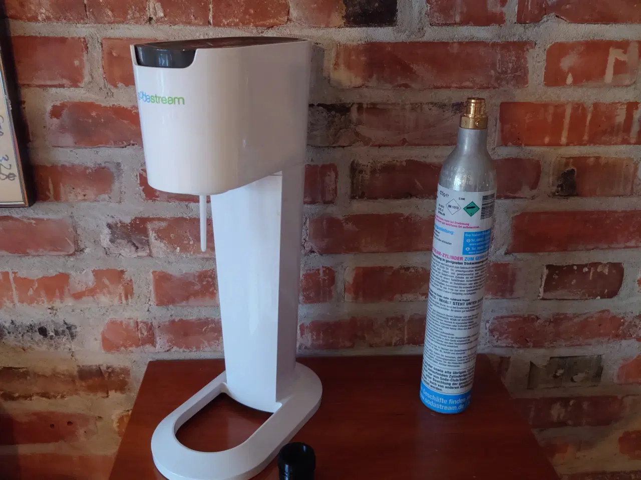 Billede 1 - Hvid Sodastream med co2 flaske & adapter