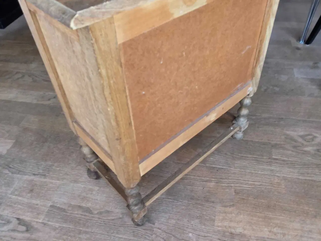 Billede 6 - Vintage lille kommode i lys egetræ