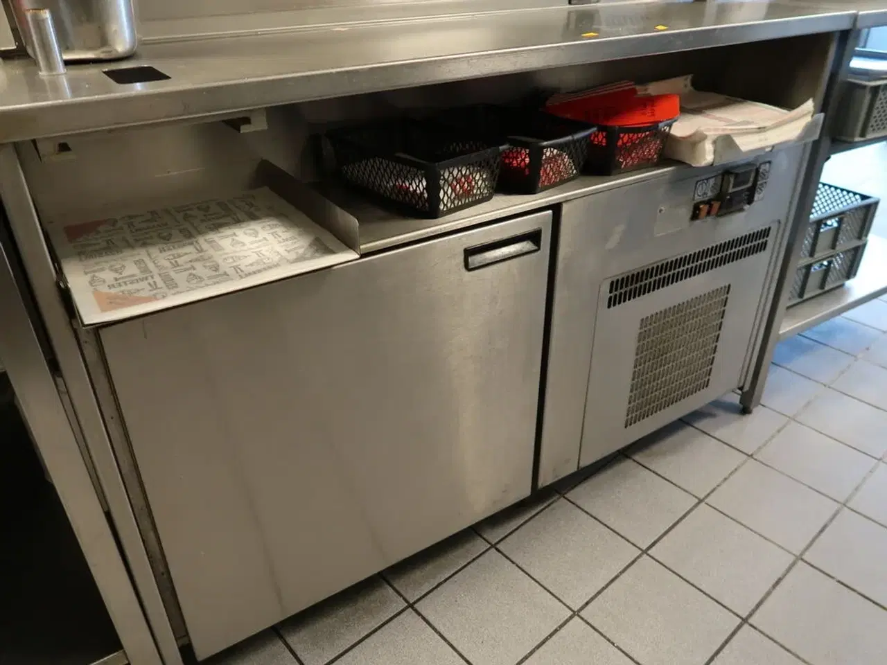 Billede 4 - Rustfri stålbord med køleenhed (varmeskab medfølger ikke)