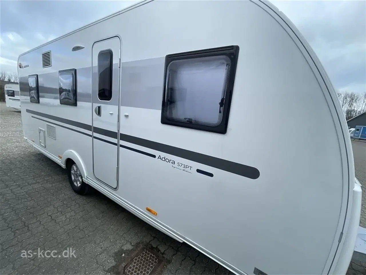 Billede 3 - 2020 - Adria Adora 573 PT Supreme edition   Adria Adora 573 PT Supreme Edition årg. 2020 7 sovepladser, 5 siddepladser. Køjer, dobbeltseng, rundsiddegruppe,  mover, solceller