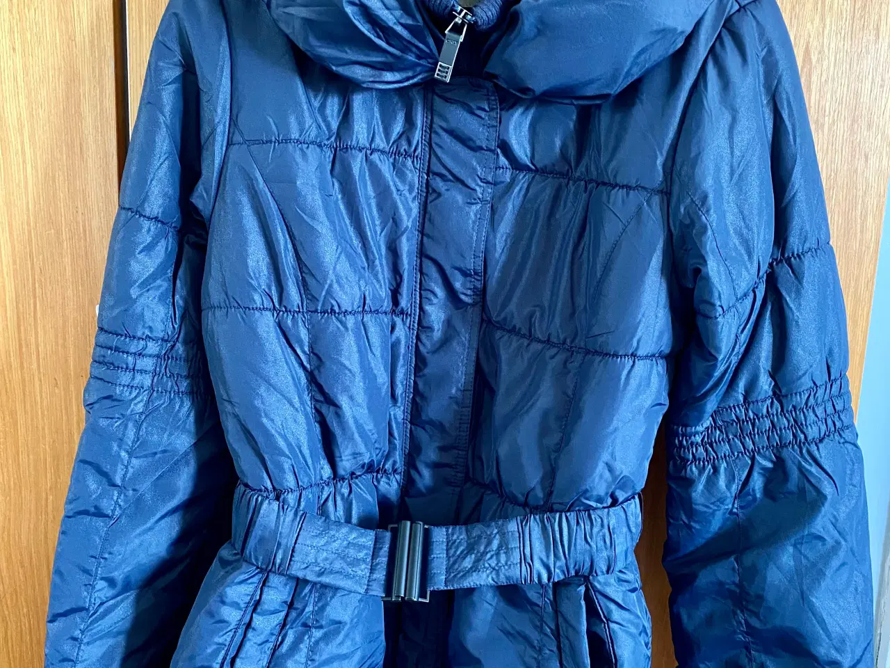 Billede 1 - Mørkeblå jakke til salg