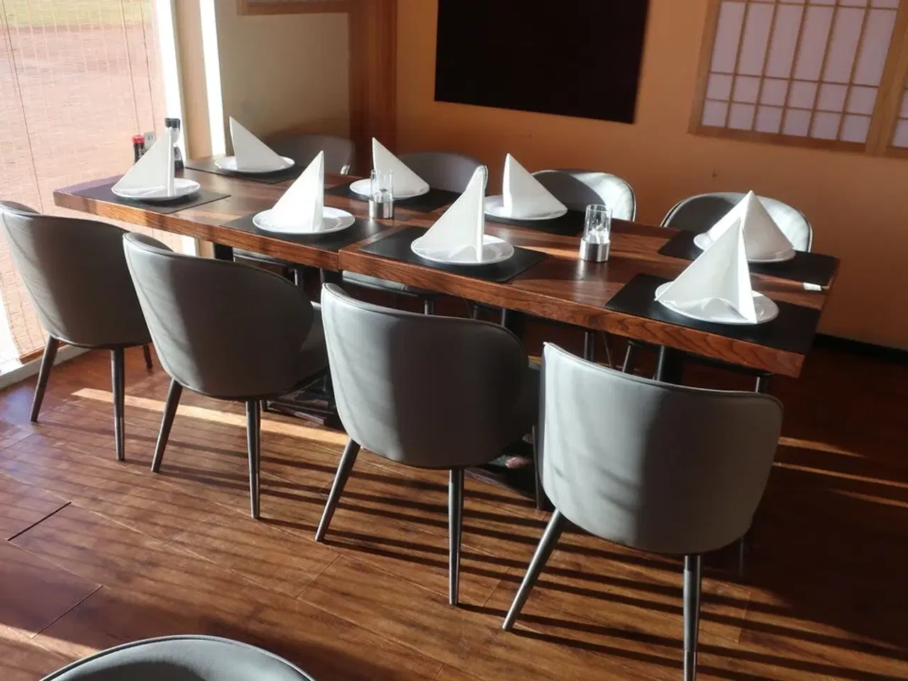 Billede 1 - 2 borde og 8 nye stole