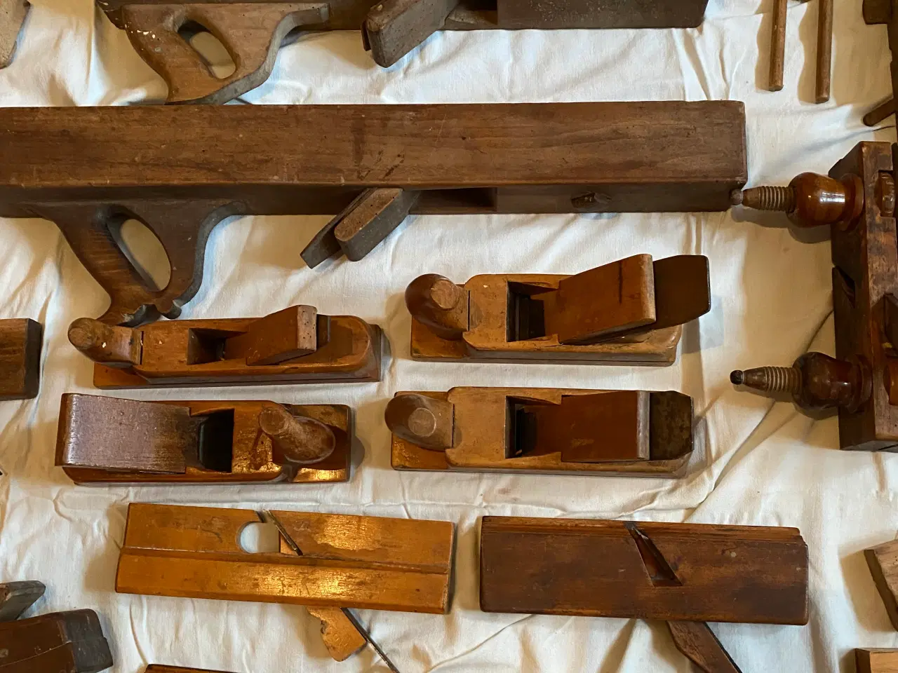 Billede 2 - Diverse høvle fra snedker og tømrer samt økse 