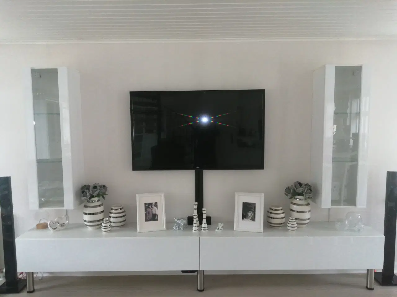 Billede 4 -   Højglans Hvid TV Reol med lys