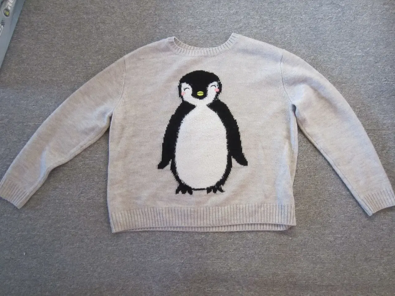 Billede 1 - Bluse med pingvin motiv str. 164 fra H&M