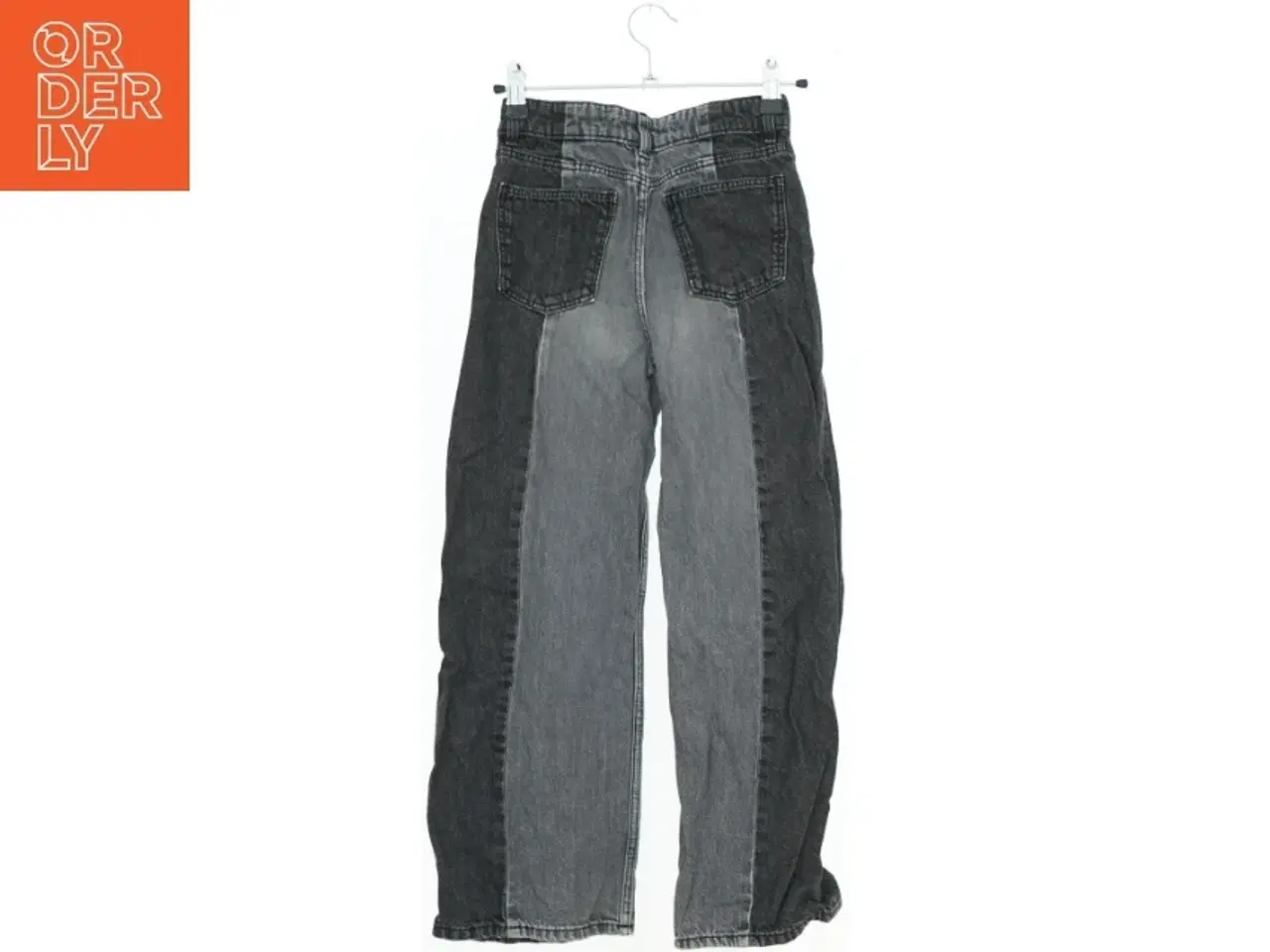 Billede 2 - Tofarvede jeans fra H&M (str. 134)