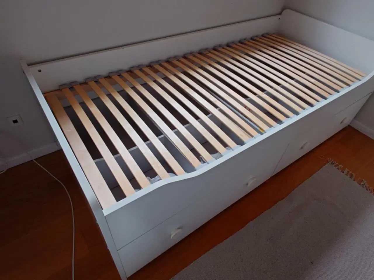 Billede 1 - Hvid seng med skuffer