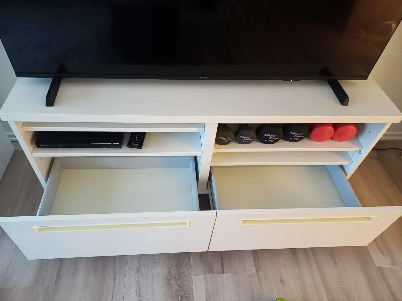 Billede 2 - Tv bord i råhvid 350 kr