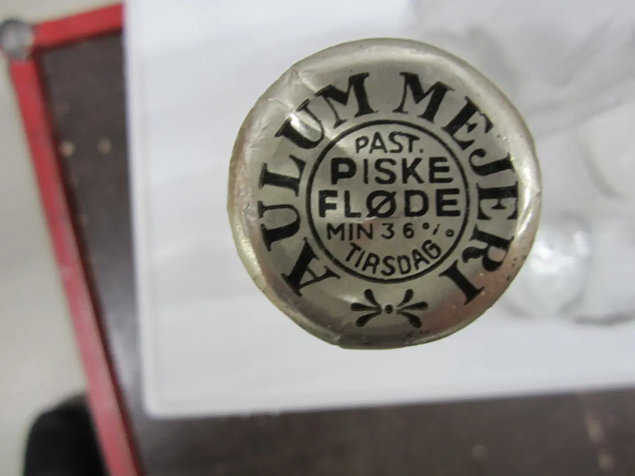 Billede 8 - Gamle mælkeflasker med kapsler