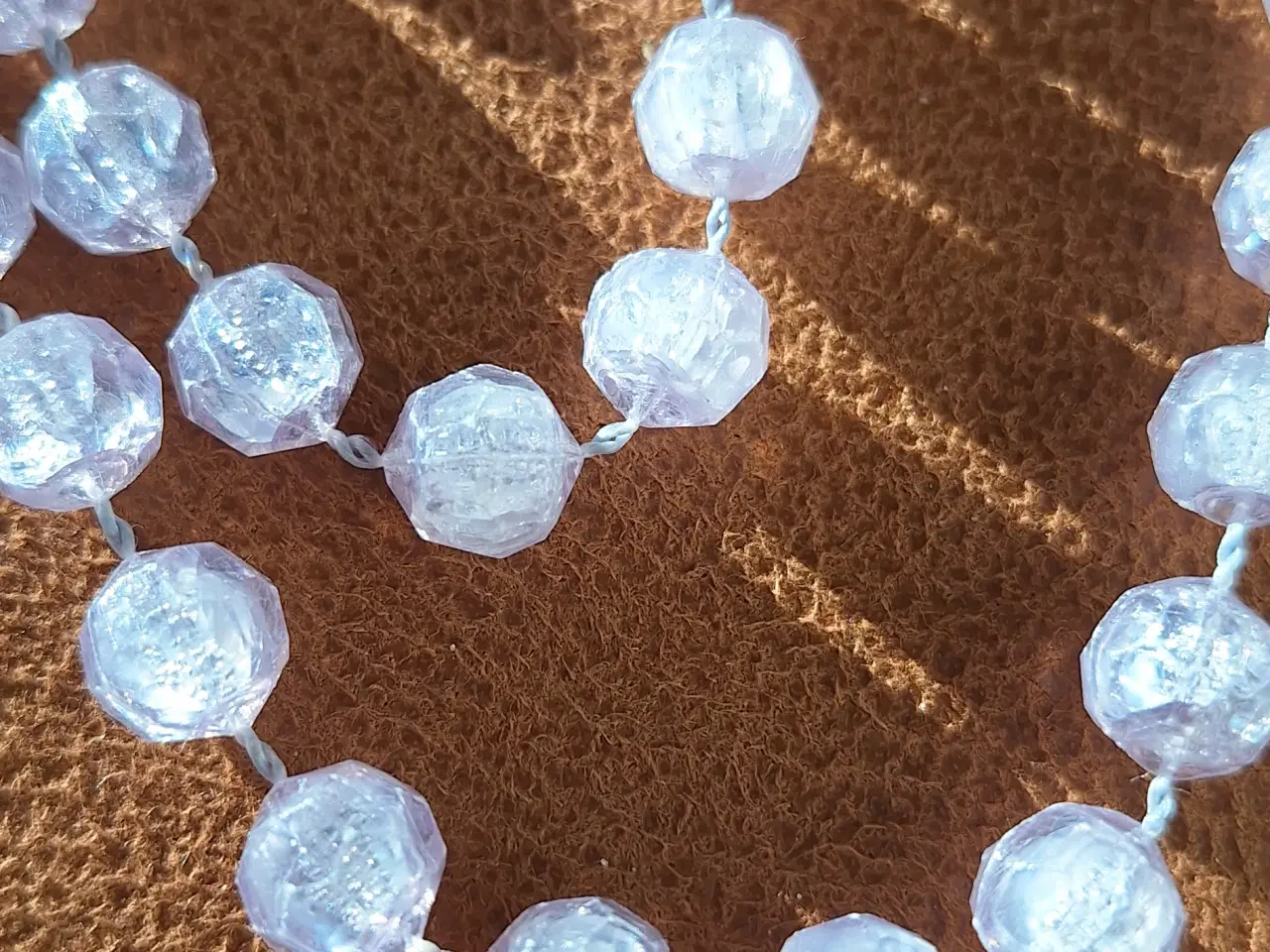 Billede 2 - Lang halskæde af klare perler