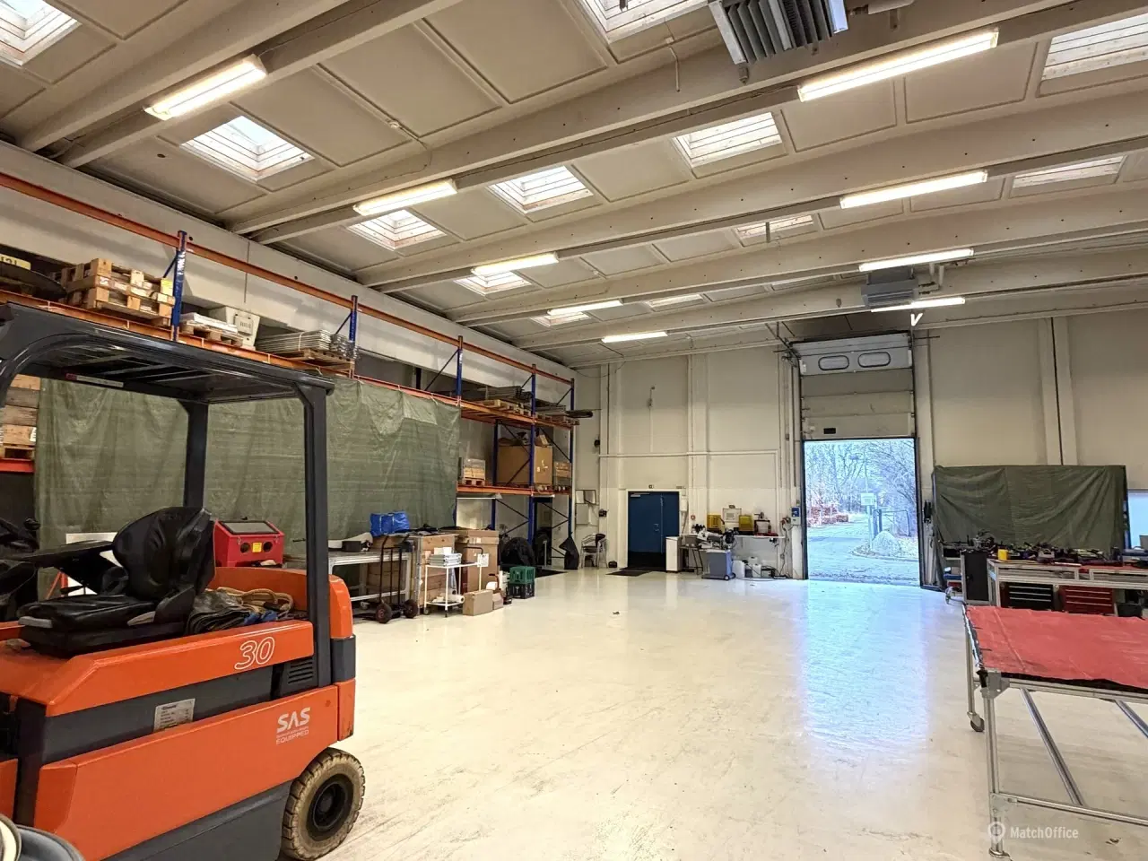 Billede 4 - 813 m² højloftet lagerhal på indhegnet grund