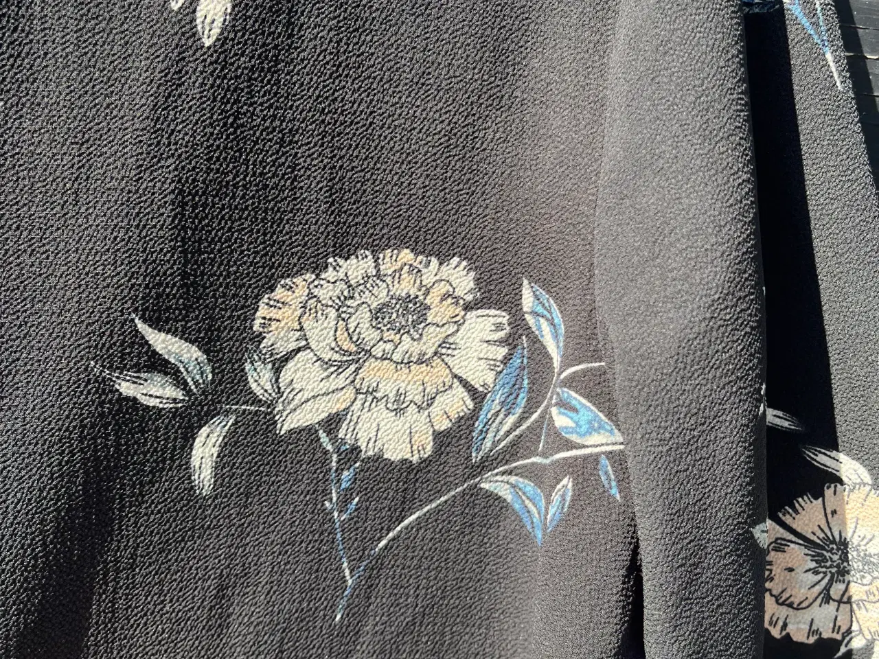 Billede 3 - Sort bluse med blomstret motiv
